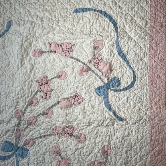 1930-50s PLAYFUL KITTEN APPLIQUÉD & QUILTED BABY BLANKET 37.5” X 51” PINK BORDER - Picture 6 of 12